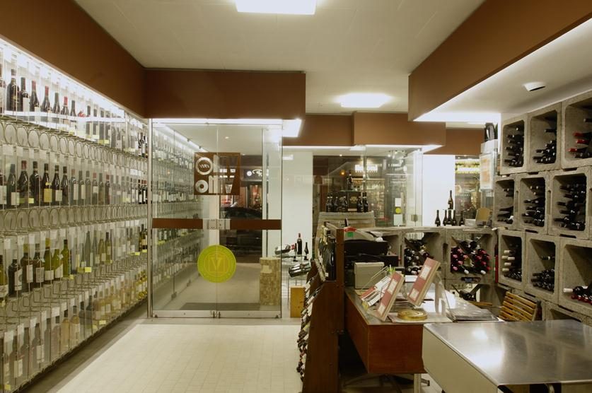 Interno dell'enoteca Vino Vino: scaffali di vini e cantina