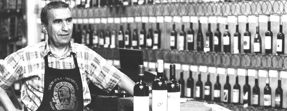 Immagine storica dell'enoteca Vino Vino con gli scaffali di bottiglie