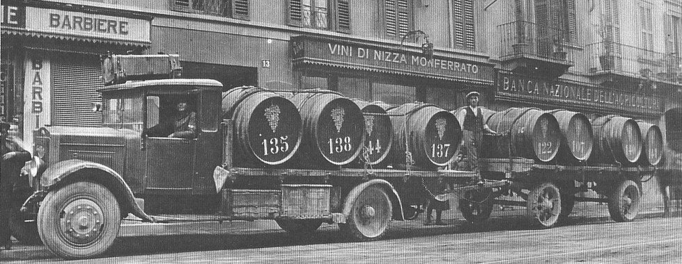 La vetrina di Vino Vino in Corso San Gottardo